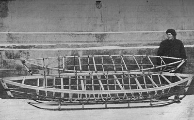 İskeletler veya Tek Kişilik Kayık için Bambu ve El Kızağı üzerinde yatan Çift Kayık, 1894, 1897 by Unbekannt