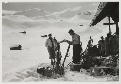 Bir dağ evinin dışındaki kayakçılar, 1930 dolayları by Unbekannt