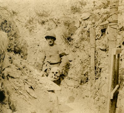 Siperlerde gömülü bulunan kafatası, c1914-c1918 by Unbekannt
