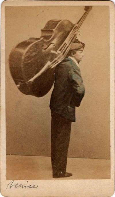 Küçük metier: bir kontrbasçının portresi, enstrüman sırtına yükleniyor, Venedik. 19. yüzyıl Karton üzerine baskı Dim. 10,5x6 cm by Unbekannt