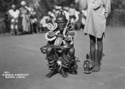 Yılan oynatan kimse, Sierra Leone, 20. yüzyıl by Unbekannt