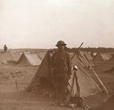 Çadırın yanında duran asker, Amerikan kampı, Melette, Fransa, c1914-c1918. by Unbekannt
