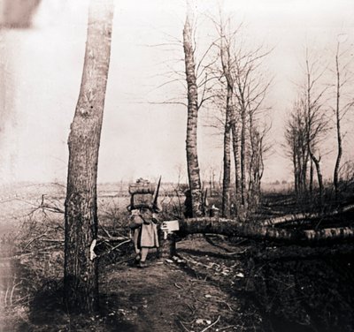 Sırtında çantası olan asker, c1914-c1918 by Unbekannt