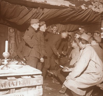 Bir sığınaktaki askerler, Genicourt, kuzey Fransa, c1914-c1918 by Unbekannt