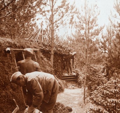 Toprakla kaplı sığınaklardaki askerler, Genicourt, kuzey Fransa, c1914-c1918 by Unbekannt