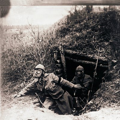 Siperlerden çıkan gaz maskeli askerler, c1914-c1918 by Unbekannt