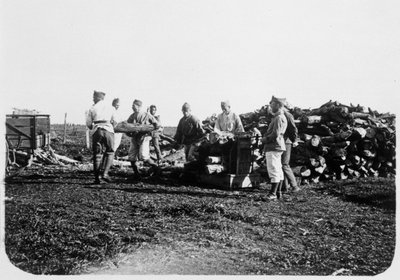 Fransız Yabancı Lejyonu askerleri, kütükleri istifliyor, Suriye, 20. yüzyıl by Unbekannt