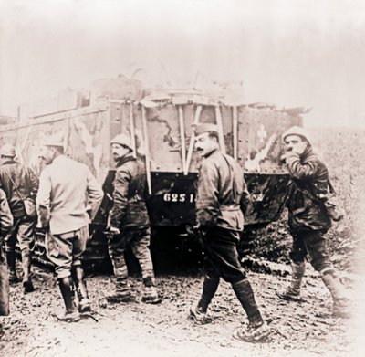 Tankın arkasında yürüyen askerler, c1914-c1918. by Unbekannt