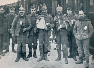 Neuve Chapelle savaşından bazı neşeli yaralılar, ele geçirilen Alman miğferleri giyiyor, 1915 by Unbekannt