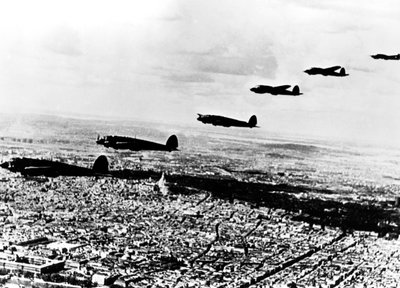 Alman Heinkel He 111 bombardıman uçağının filosu, işgal altındaki Paris üzerinde uçuyor, Temmuz 1940 by Unbekannt
