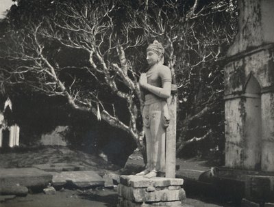 Ruwanwali Dagoba yakınlarındaki taş figür, Anuradhapura, 1926 by Unbekannt
