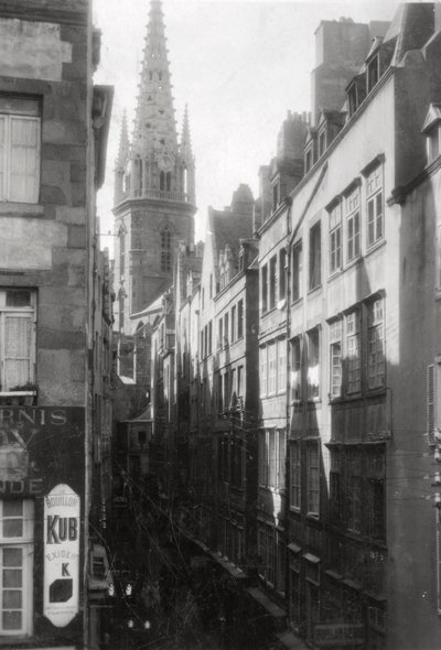 Katedral kulesini gösteren sokak sahnesi, St Malo, Brittany, Fransa, 20. yüzyıl by Unbekannt