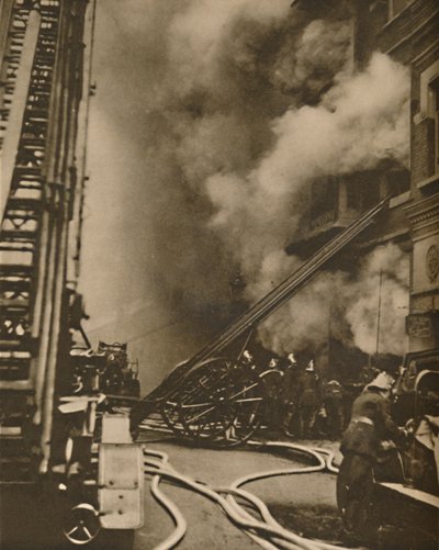 Dar Bir Şehir Sokağındaki Yangını Bastırmak, c1935. by Unbekannt