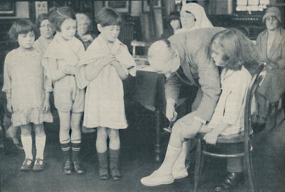 Sinir hastalığı belirtisi için patella refleksinin test edilmesi, c1935 by Unbekannt