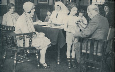Bir çocuğun kalp atışlarını dinleyen Doktor, c1935 by Unbekannt