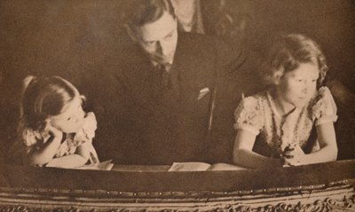 York Dükü ve Prensesler Elizabeth ve Margaret pandomimde, 6 Şubat 1935. by Unbekannt