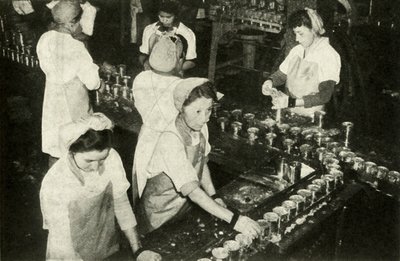 Büyük Somon Endüstrisi - Konserve bölümünde çalışan Hintli kızlar, c1948. by Unbekannt