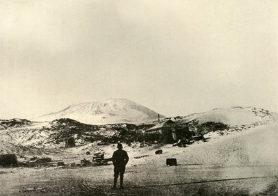 Arka planda Erebus Dağı ile Kulübe, 1908, 1909 Sonbaharında. by Unbekannt