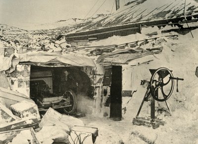 Garajdaki Motorlu Araba ve sağda Mısır Kırıcı, c1908, 1909. by Unbekannt