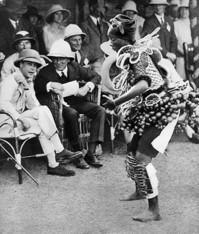 Galler Prensi geleneksel bir dans izliyor, Freetown, Sierra Leone, 1925 by Unbekannt