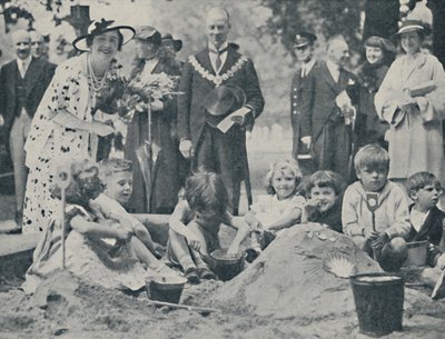 Kraliçe Çocuk Oyun Alanı Açıyor, 1936, 1937. by Unbekannt