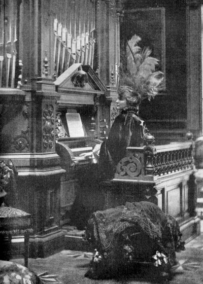 Romanya Kraliçesi org çalıyor, 1904 by Unbekannt