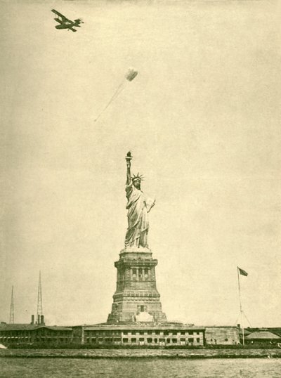 Yükseltilmiş Meşale ile Özgürlük Heykeli, New York Limanı, c1930. by Unbekannt