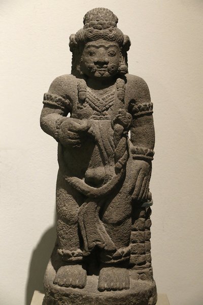 Victoria ve Albert Müzesi. Destansı Bir Dramadan Koruyucu Figür. Volkanik taş. Endonezya (Doğu Java). 1400-1500. Majapahit dönemi. Birleşik Krallık by Unbekannt