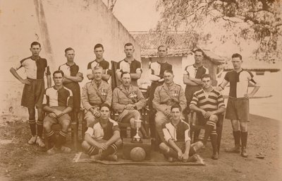 Birinci Taburun Genç Askerler Futbol Takımı, Queens Kraliyet Batı Kent Alayı