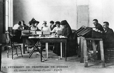 Savaş esirinin kıyafetleri, Champs-Élysées, Paris, Birinci Dünya Savaşı, 1914-1918 by Unbekannt