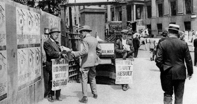 Öğle yemeği gazetesi gazete manşetleri, Trafalgar Meydanı, Londra, 1926-1927 by Unbekannt