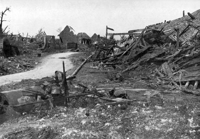 Temmuz bombardımanından sonra Mametz köyü, Somme Savaşı, 1916, c1920 by Unbekannt