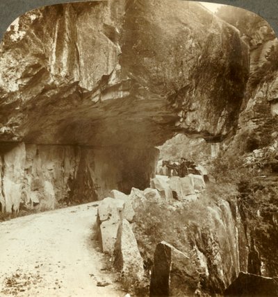 Harika Bratlandsdal yolu, sert kayalardan oluşan dağ duvarlarını delip geçiyor, Norveç, c1905. by Unbekannt