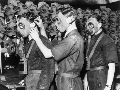 Gaz maskesi takan üç adam, 1930