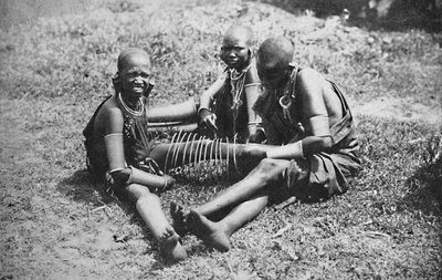 Üç genç Masai kadını, 1912 by Unbekannt