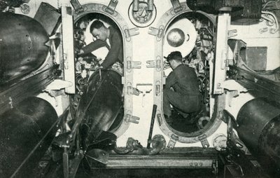 Bir İngiliz denizaltısının torpido tüpleri, İkinci Dünya Savaşı, 1945. by Unbekannt