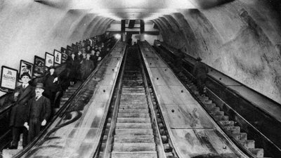 Tottenham Court Road metro istasyonu yürüyen merdivenleri, Londra, 1926-1927 by Unbekannt