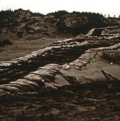 Kum tepelerinin sığınağındaki siperler, Nieuwpoort, Flanders, Belçika, c1914-c1918 by Unbekannt