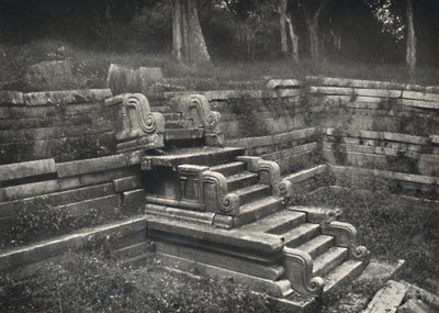 Bir tuğla yüzme havuzundaki merdivenler, Anuradhapura, 1926 by Unbekannt