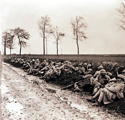 Bir yolun kenarında dinlenen birlikler, kuzey Fransa, c1914-c1918 by Unbekannt