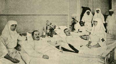 Tsarina Alexandra yaralı askerlere bakıyor, 1914, c1920. by Unbekannt