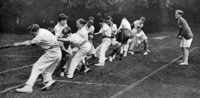 Mill Hill Junior School spor gününde halat çekme, Londra, 1926-1927 by Unbekannt