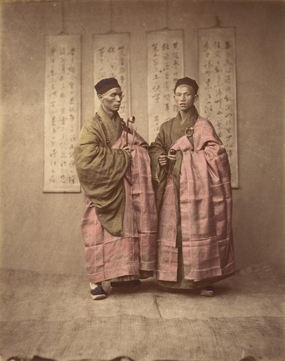 [Geleneksel Giysilerle Uyumlu İki Çinli Erkek], 1870