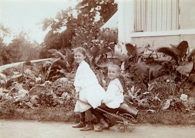 Açık havada oynayan iki çocuk, 1890