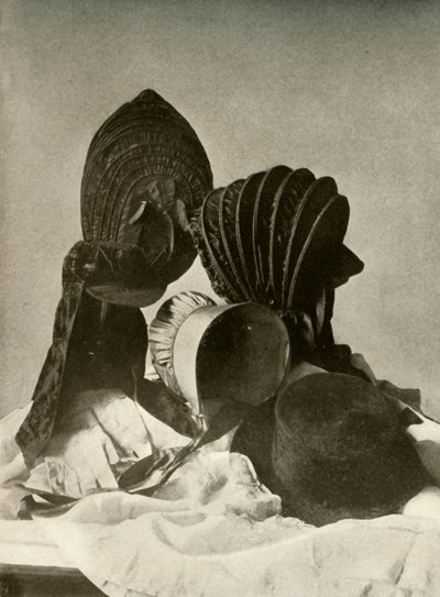 İki ipek kalas, binici şapkası, Quaker bone, şapka, eldiven ve etek, 18. yüzyıl, 1937. by Unbekannt
