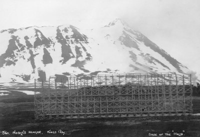 Umberto Nobiles hangarı, Italia zeplin üssü, Kongsfjorden, Spitzbergen, Norveç, 1929 by Unbekannt