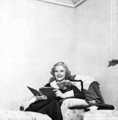 Una Merkel, Amerikalı sinema oyuncusu, 1934-1935 by Unbekannt
