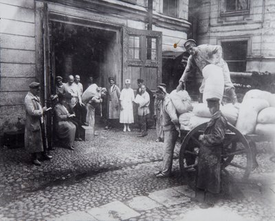 Yiyecek boşaltma, Bilim Adamları Evi, Petrograd, Rusya, c1920-c1924 by Unbekannt