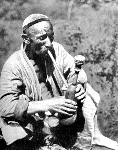 Özbek adam sigara içiyor Calian, Semerkant, 1936 by Unbekannt