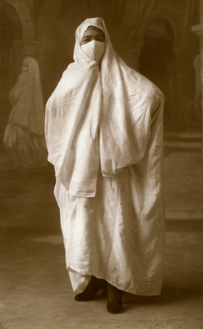 Örtülü kadın, Cezayir, Cezayir, 1943 by Unbekannt